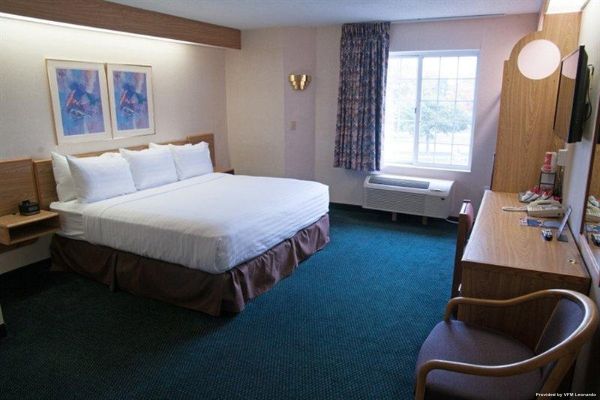 Charlevoix Inn & Suites Charlevoix